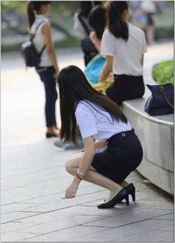 狗拔不出来被救护车拉走