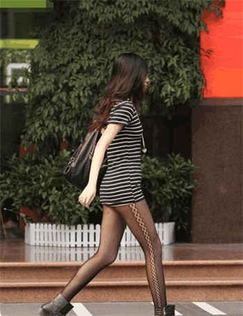 跪着被男友打耳光脸肿