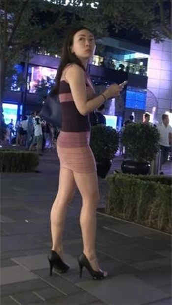 老妈在车上坐在我腿上