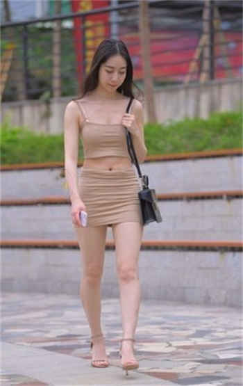 唐人恭迎客人回家