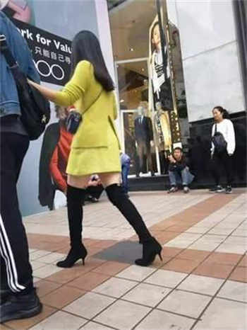 美女带尿具锁自虐故事